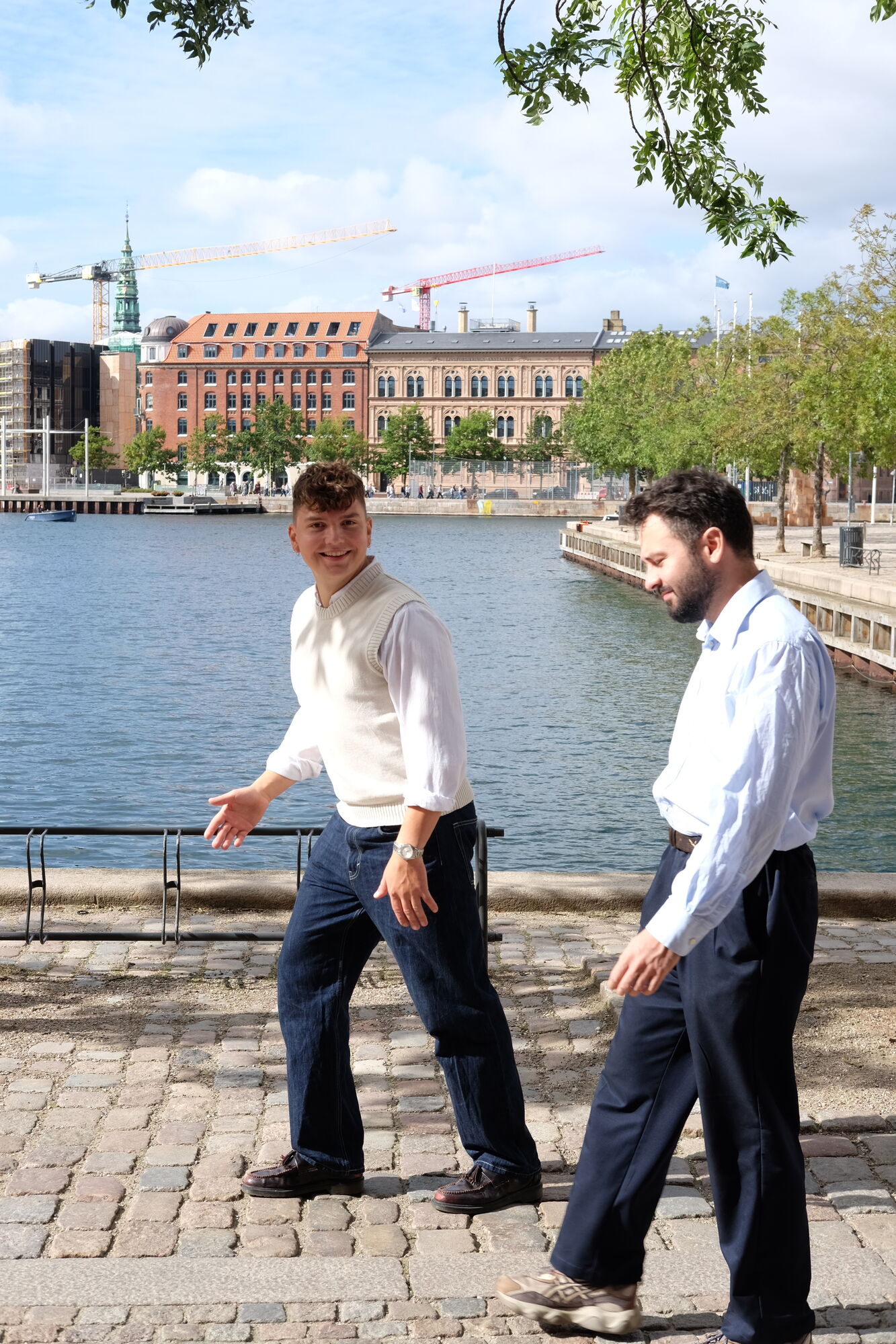 Joseph og Jonathan fra Lydform går langs havnen